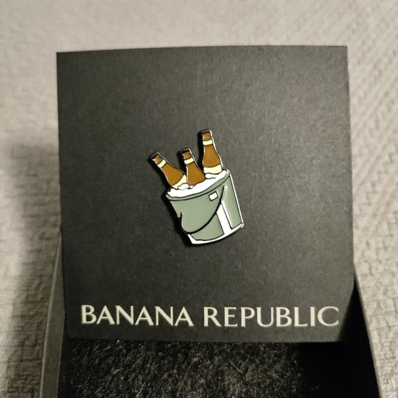 Banana Republic beer bucket enamel pin NWT - Picture 7 of 7